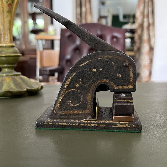 Antico timbro a secco inglese in ferro ghisa vecchia pressa da tavolo d'epoca Categoria Vari