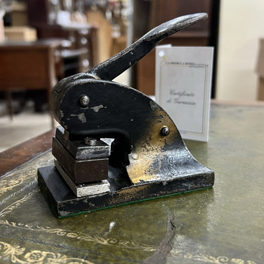 Antico timbro a secco inglese in ferro ghisa vecchia pressa da tavolo d'epoca NW Categoria Vari