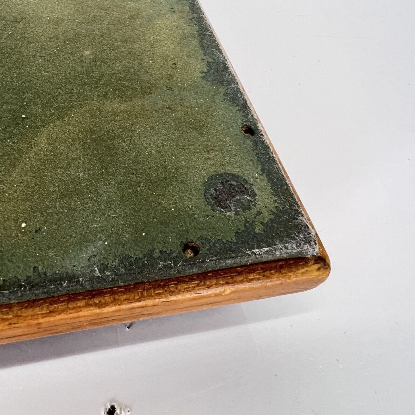 Antico vassoio in legno e mattonelle maioliche vintage da portata con manici Categoria Vassoi