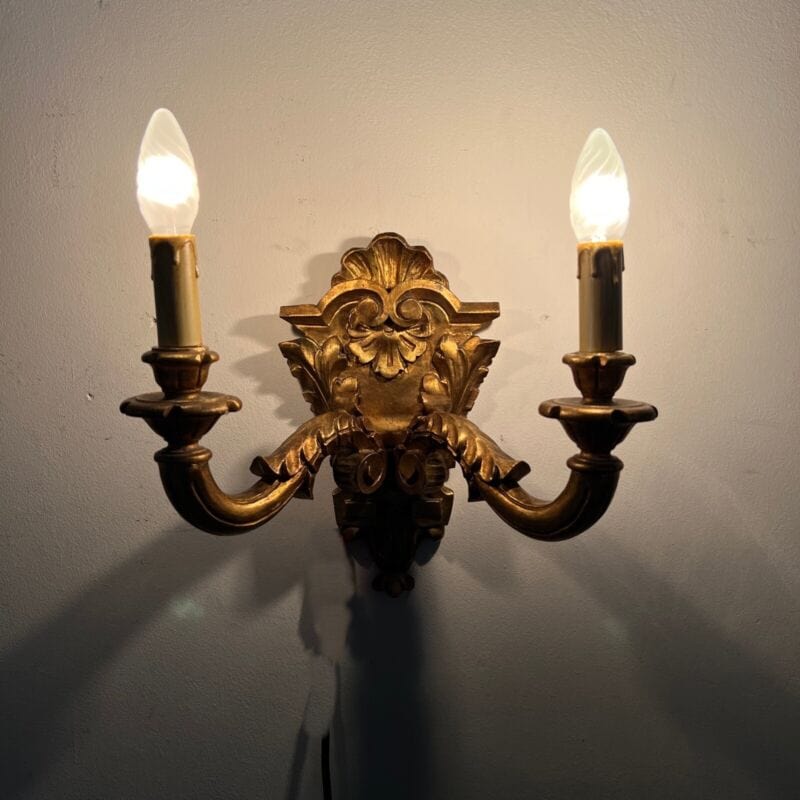 Applique stile antico in legno dorato oro lampada da parete a due luci anni 40 Categoria Lampade Appliques