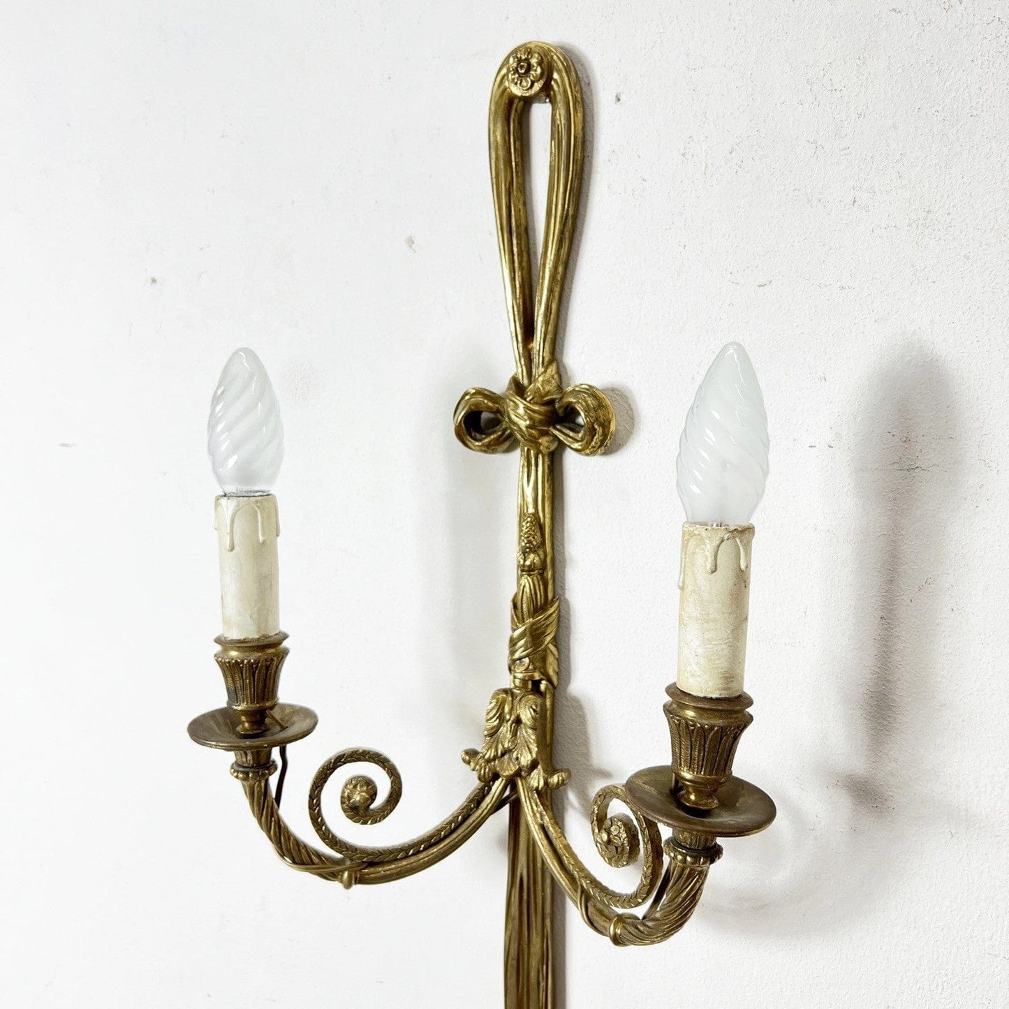 Applique vintage antico in ottone bronzo a due luci con fiocco Stile Luigi XVI Categoria Lampade Appliques