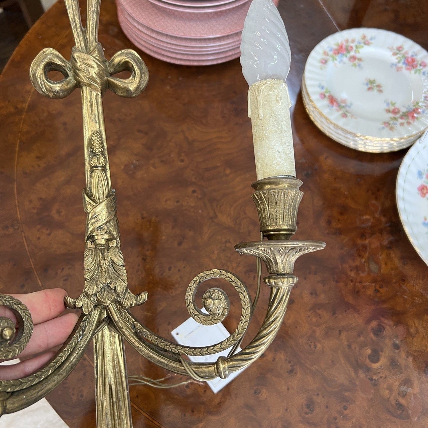 Applique vintage antico in ottone bronzo a due luci con fiocco Stile Luigi XVI Categoria Lampade Appliques