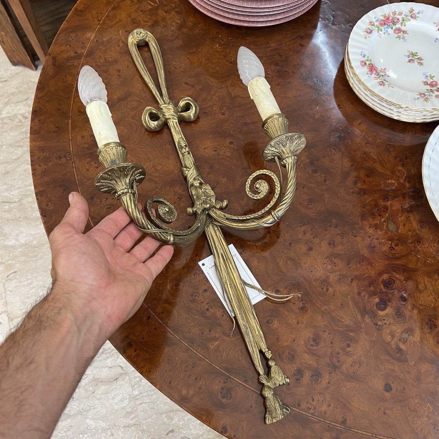 Applique vintage antico in ottone bronzo a due luci con fiocco Stile Luigi XVI Categoria Lampade Appliques