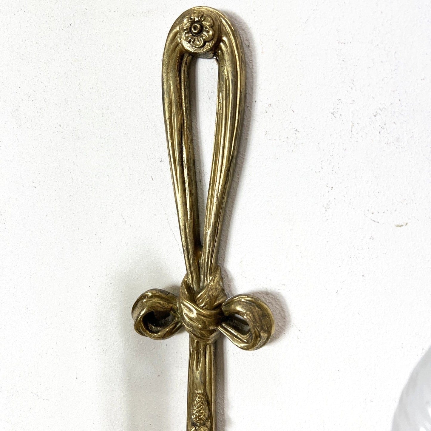 Applique vintage antico in ottone bronzo a due luci con fiocco Stile Luigi XVI Categoria Lampade Appliques