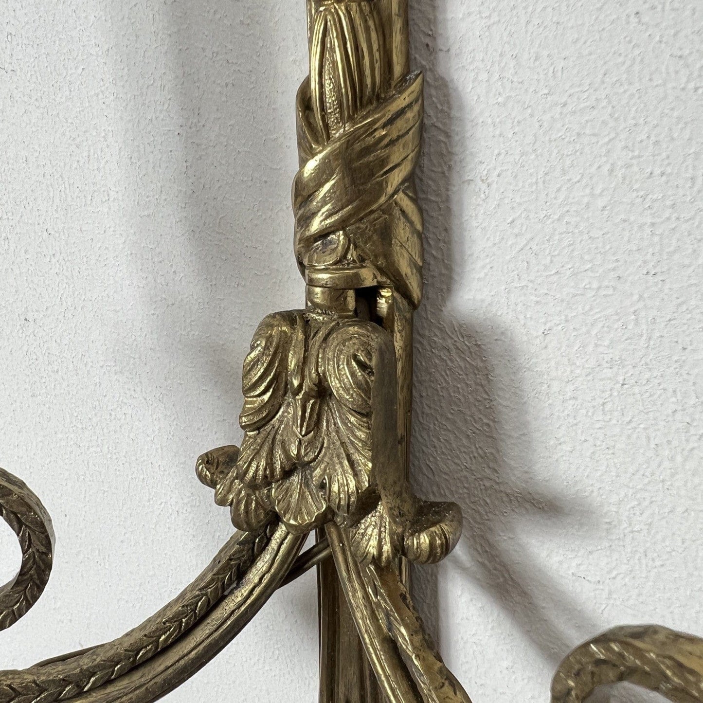 Applique vintage antico in ottone bronzo a due luci con fiocco Stile Luigi XVI Categoria Lampade Appliques