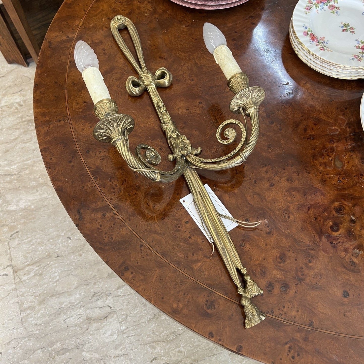 Applique vintage antico in ottone bronzo a due luci con fiocco Stile Luigi XVI Categoria Lampade Appliques