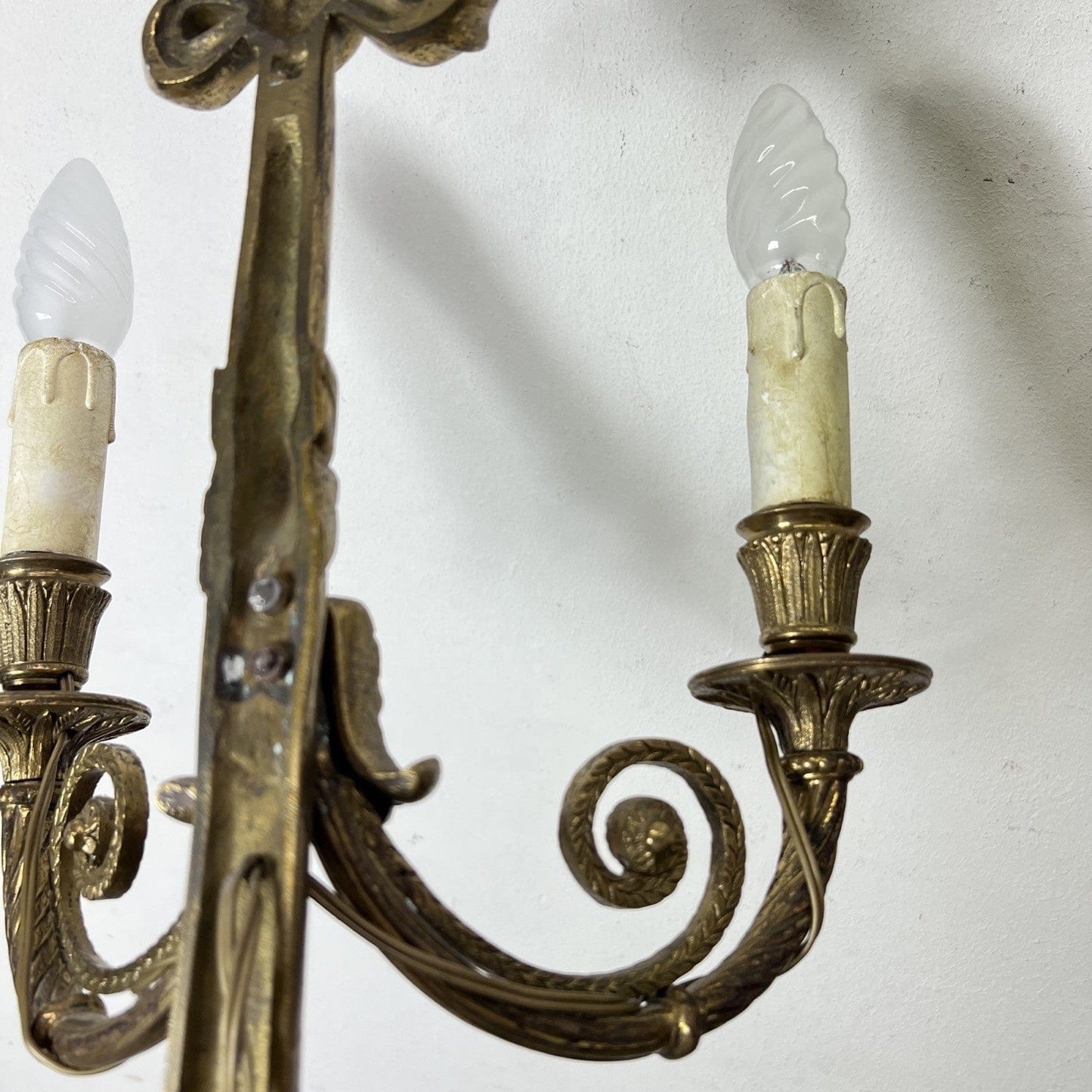 Applique vintage antico in ottone bronzo a due luci con fiocco Stile Luigi XVI Categoria Lampade Appliques
