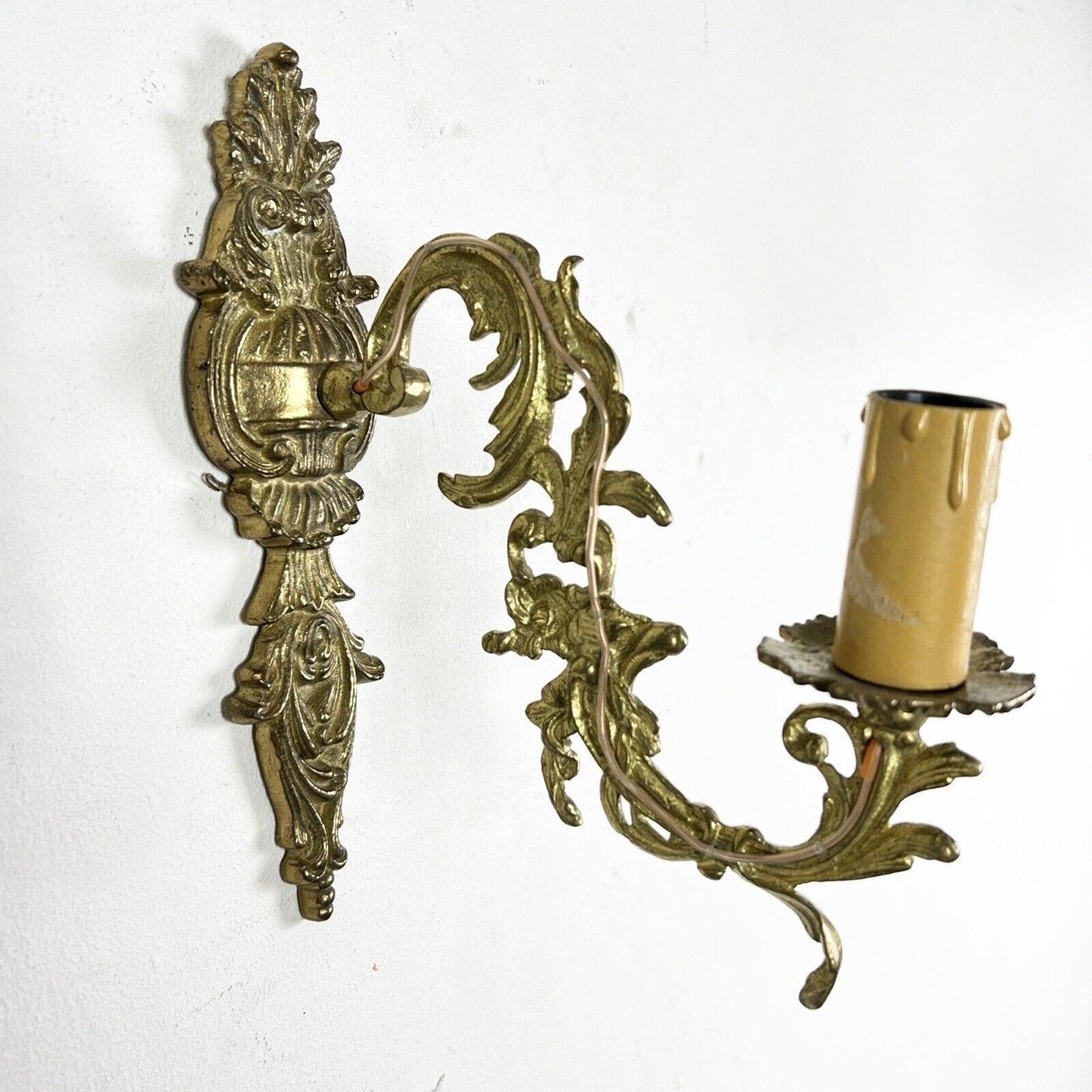 Applique vintage in ottone bronzo a una fiamma luce Lampada barocco da parete Categoria Lampade Appliques