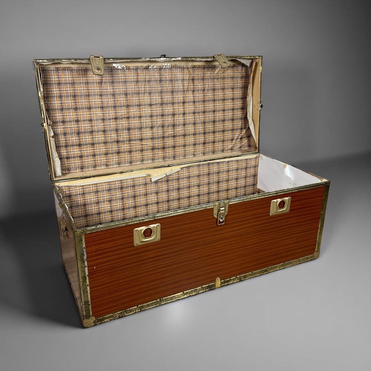 Baule antico in legno da viaggio Forziere Cassapanca 900 vintage Cassa Anni '60 Categoria Casse & Bauli