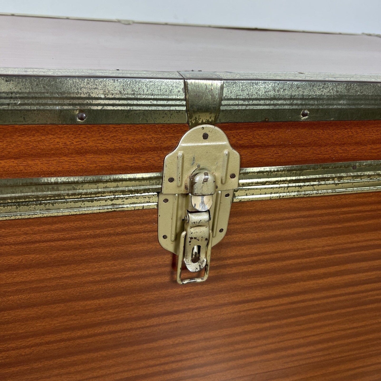 Baule antico in legno da viaggio Forziere Cassapanca 900 vintage Cassa Anni '60 Categoria Casse & Bauli