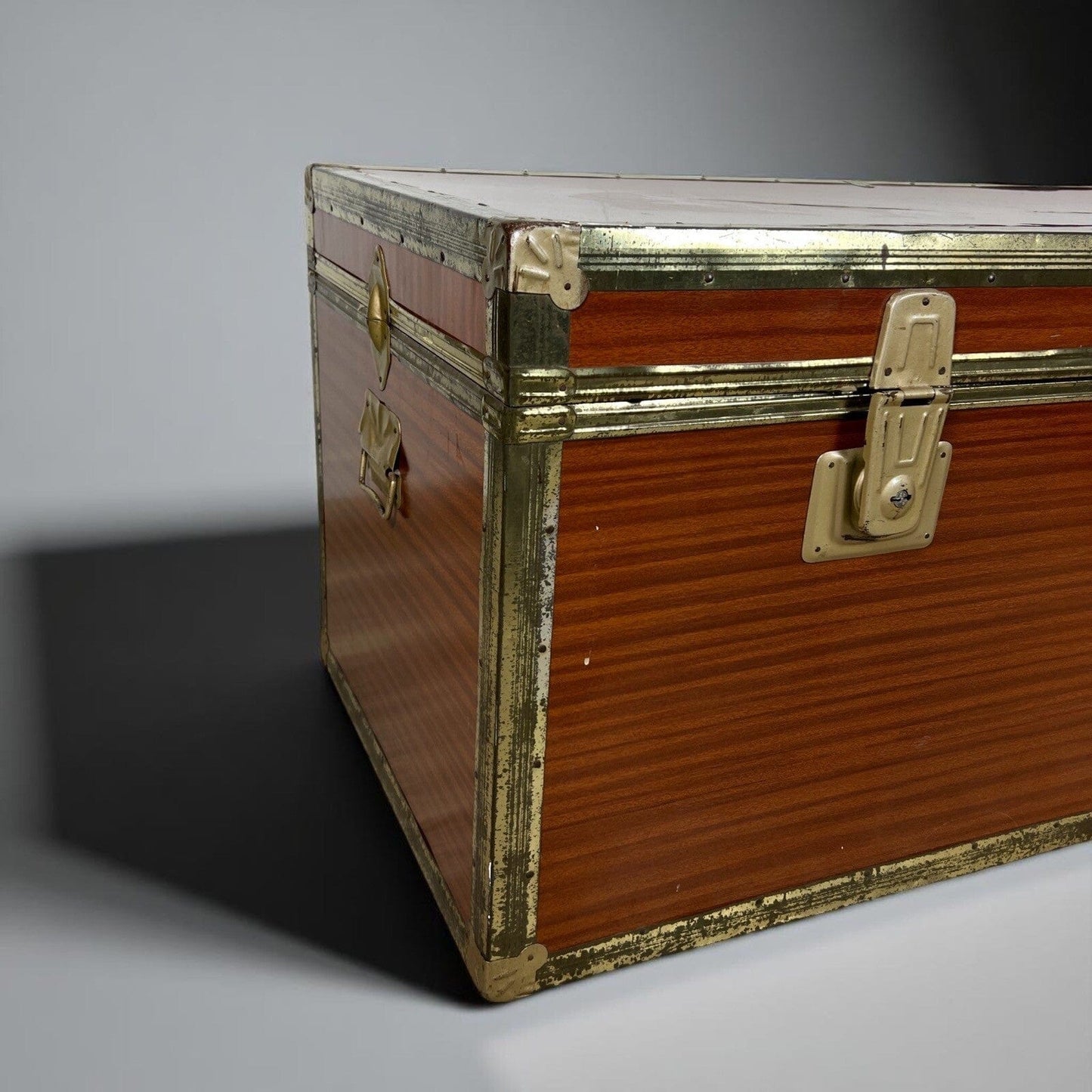 Baule antico in legno da viaggio Forziere Cassapanca 900 vintage Cassa Anni '60 Categoria Casse & Bauli