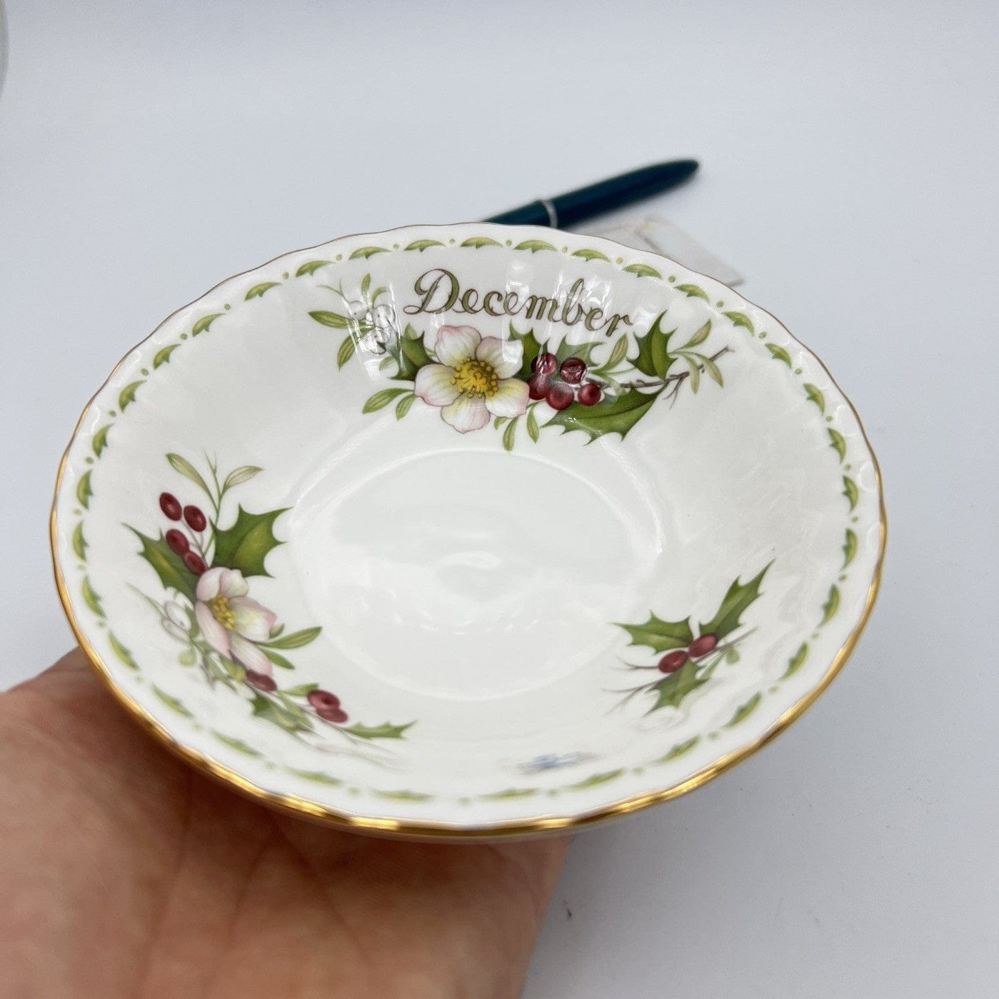 Ciotola ciotolina Coppetta in porcellana Royal Albert con mese DICEMBRE 900 1970 Categoria Centrotavola e Ciotole