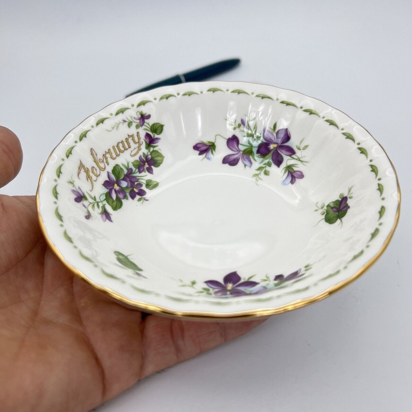 Ciotola ciotolina Coppetta in porcellana Royal Albert con mese FEBBRAIO 900 1970 Categoria Centrotavola e Ciotole