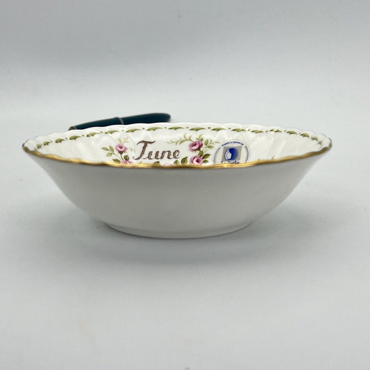 Ciotola ciotolina Coppetta in porcellana Royal Albert con mese GIUGNO 900 1970 Categoria Centrotavola e Ciotole