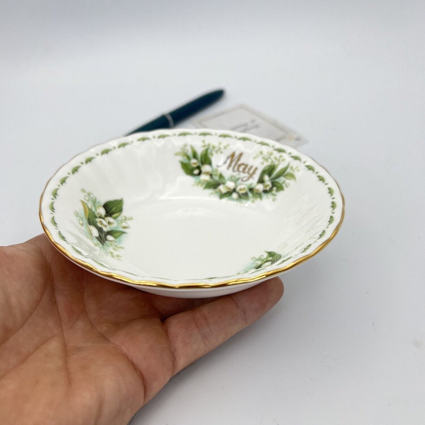 Ciotola ciotolina Coppetta in porcellana Royal Albert con mese MAGGIO 900 1970 Categoria Centrotavola e Ciotole