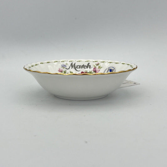 Ciotola ciotolina Coppetta in porcellana Royal Albert con mese MARZO 900 1970 Categoria Centrotavola e Ciotole