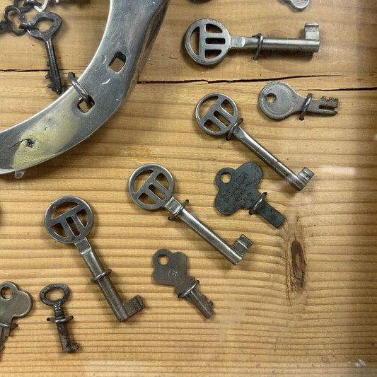 Collezione di chiavi Antiche e Vintage lotto ferramenta d'epoca in espositore Categoria Accessori & Ferramenta d'epoca