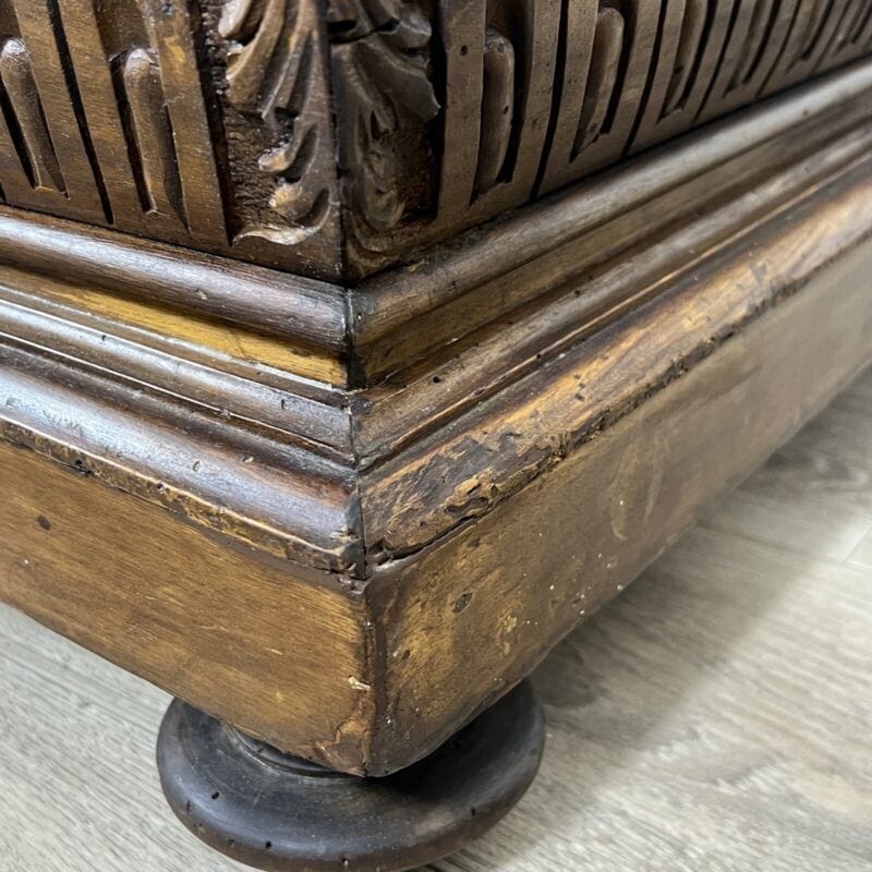 Comò cassettone antico in stile rinascimento intagliato Cassettiera d'epoca 900 Categoria Comò & Cassettiere