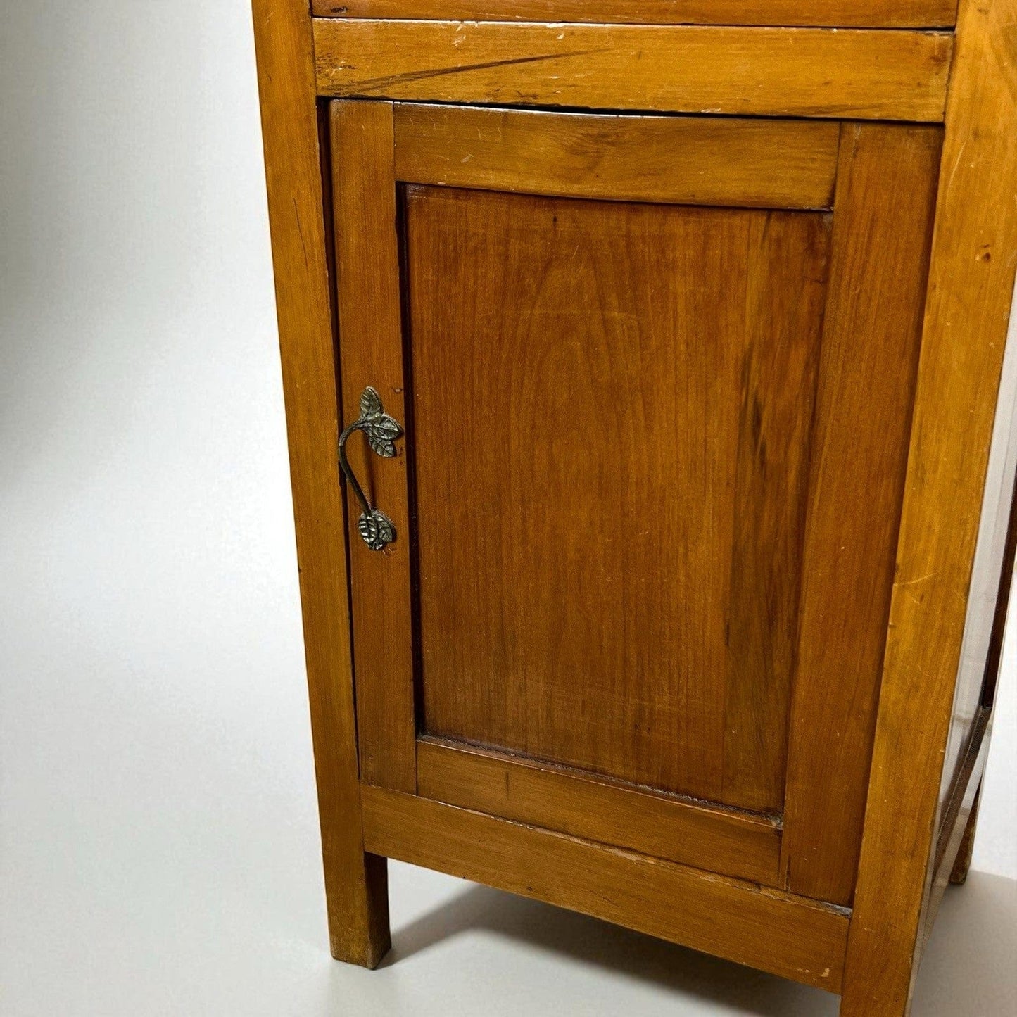 Comodino antico mobiletto mobile in legno stile Liberty porta telefono 900 Categoria Comodini