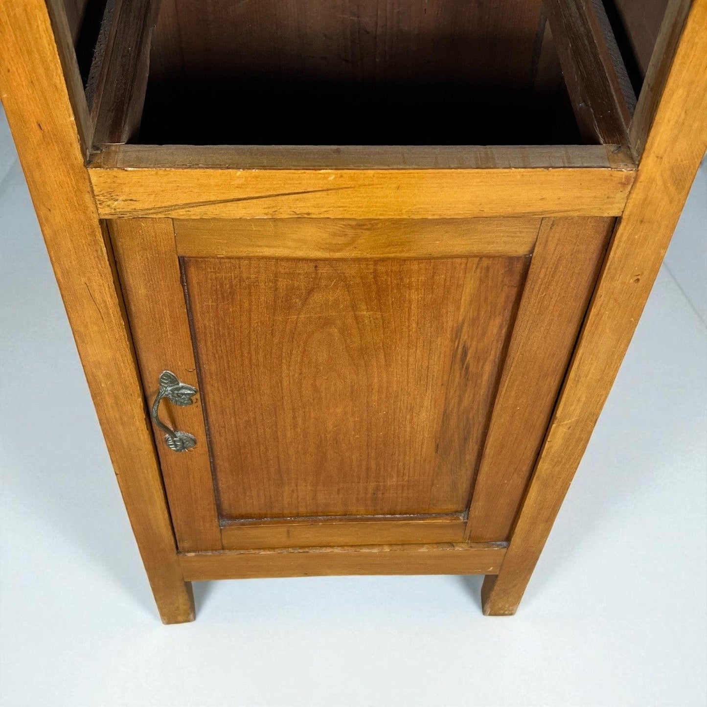 Comodino antico mobiletto mobile in legno stile Liberty porta telefono 900 Categoria Comodini