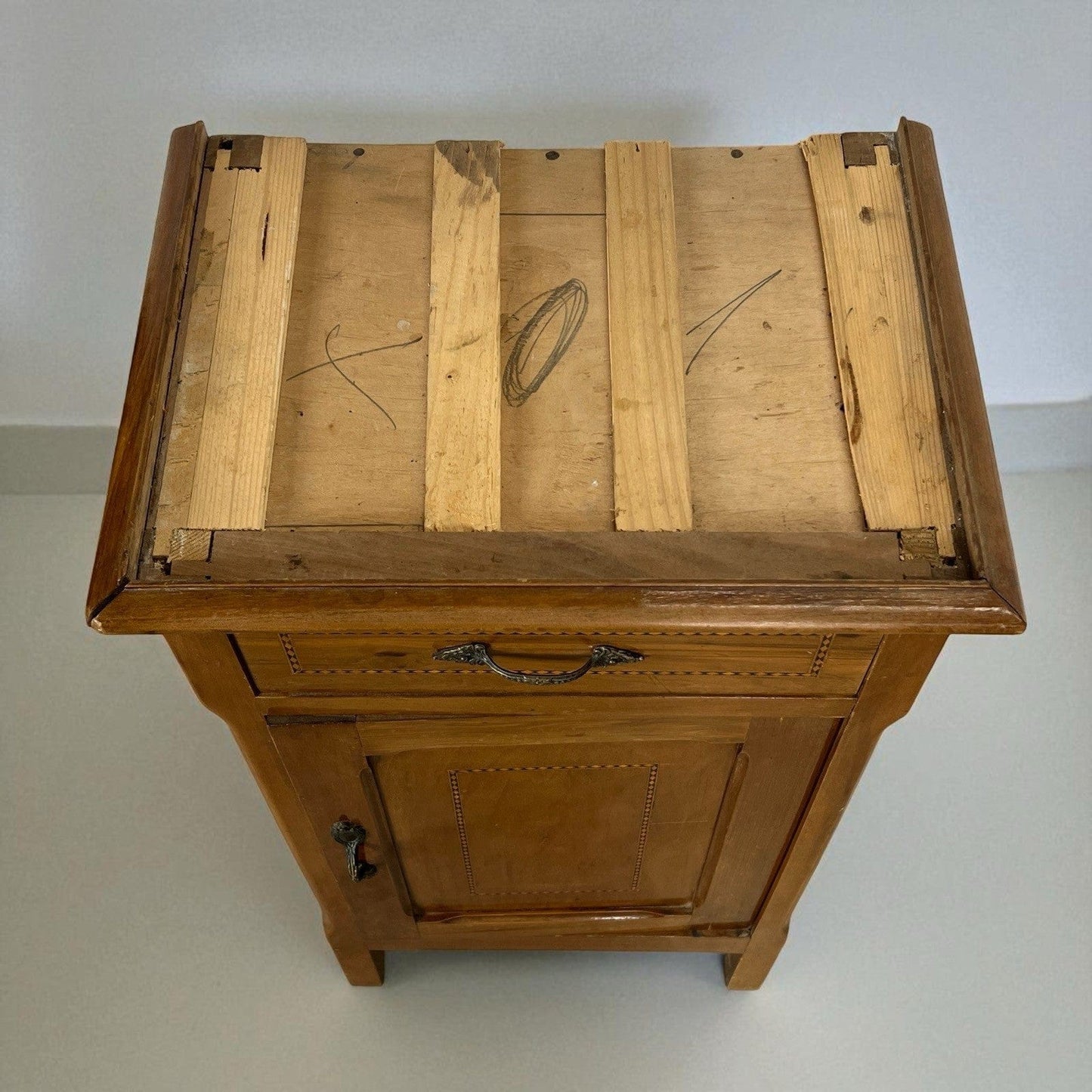 Comodino antico mobiletto mobile in legno stile Liberty porta telefono epoca 900 Categoria Comodini