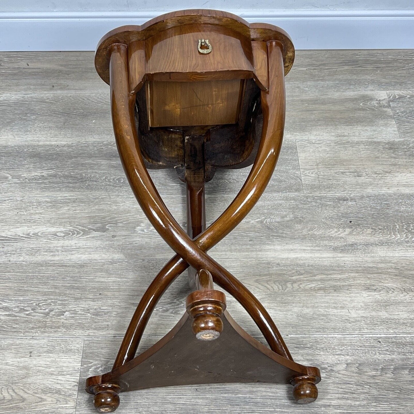 Comodino Antico Stile art deco mobile mobiletto vintage in legno di Noce Chiaro Categoria Comodini