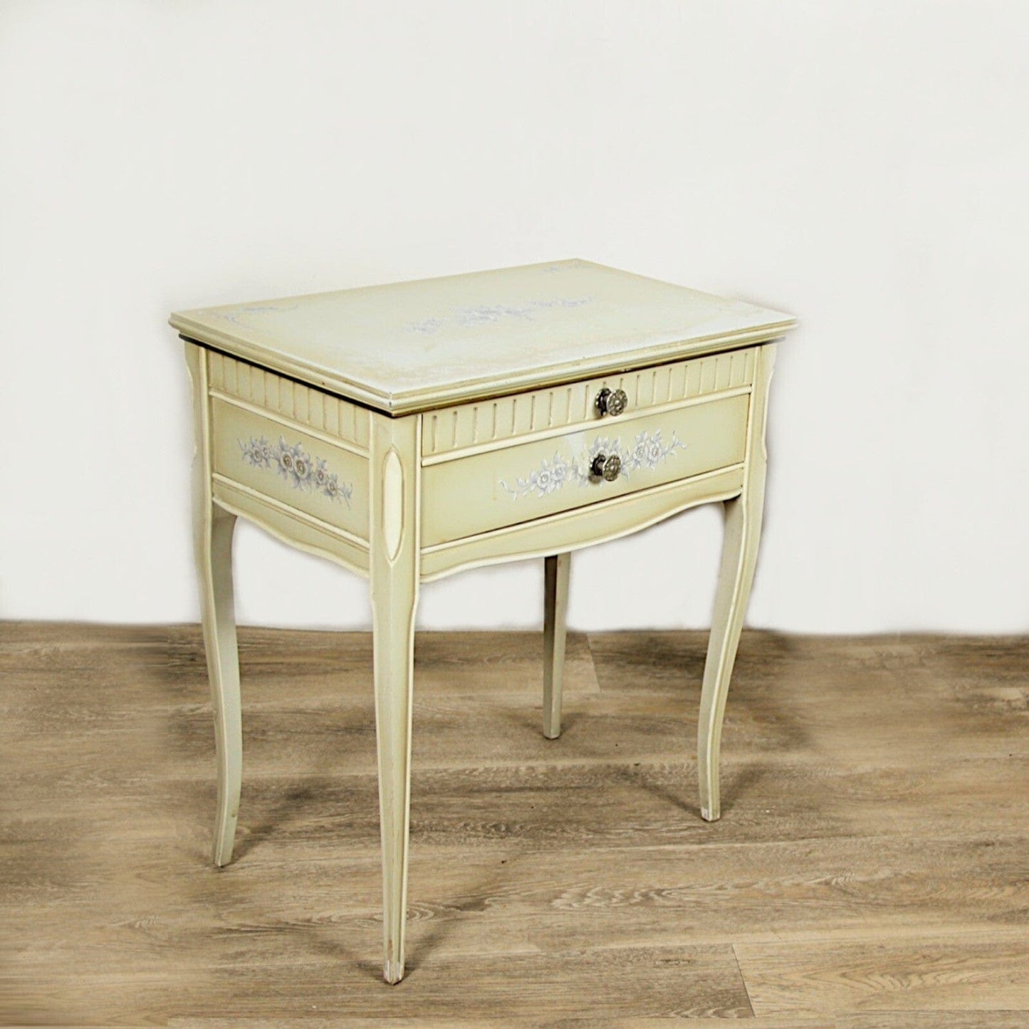 Comodino mobiletto bianco vintage in legno tavolino a con 2 casetti shabby chic Categoria Comodini