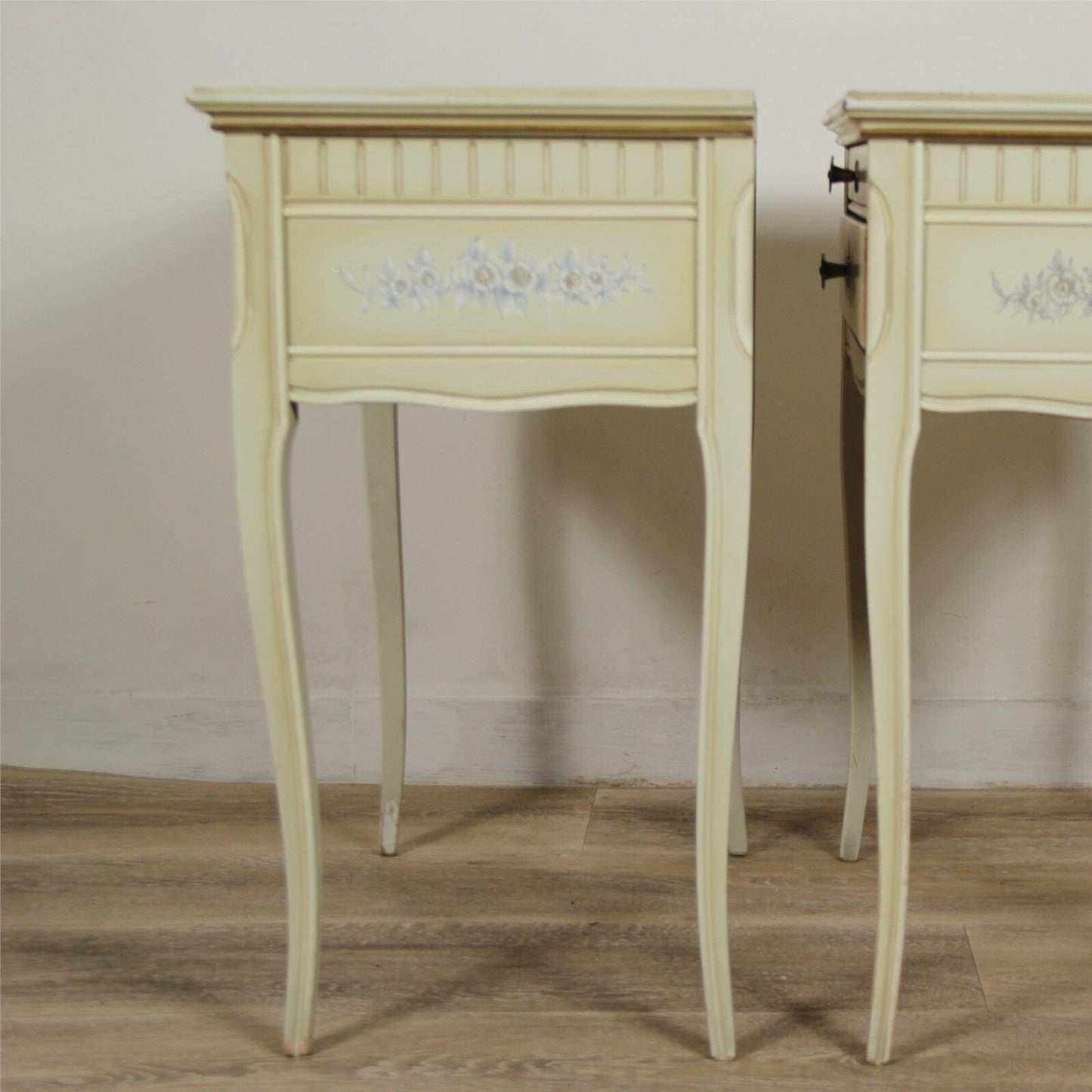 Comodino mobiletto bianco vintage in legno tavolino a con 2 casetti shabby chic Categoria Comodini