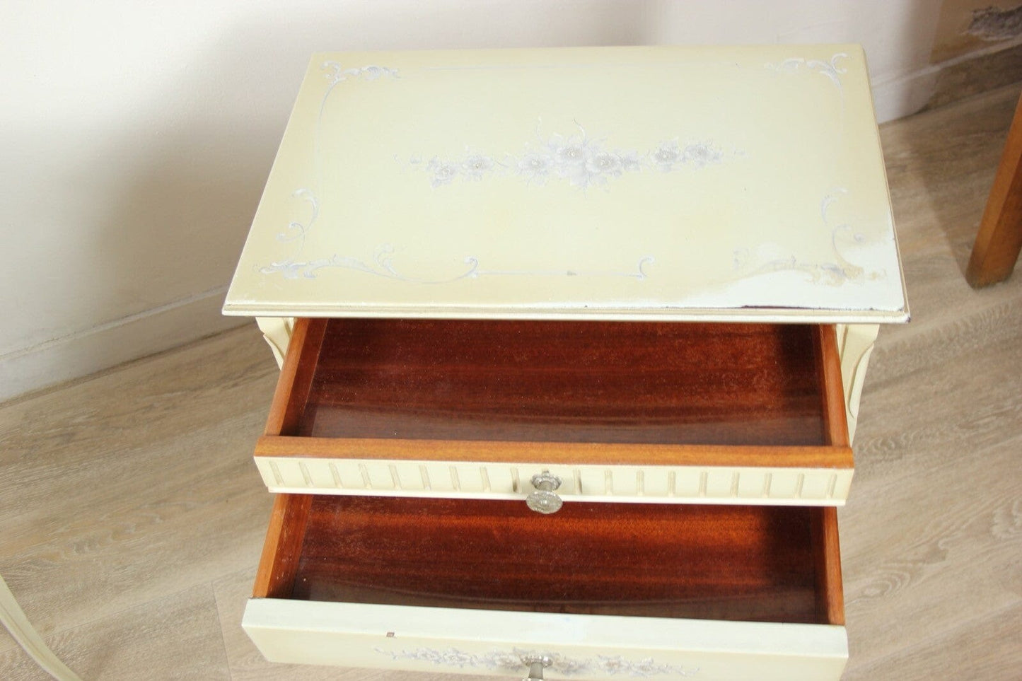 Comodino mobiletto bianco vintage in legno tavolino a con 2 casetti shabby chic Categoria Comodini