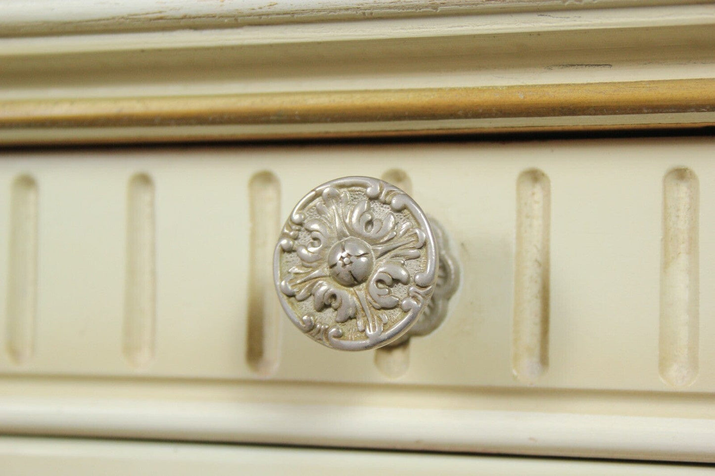 Comodino mobiletto bianco vintage in legno tavolino a con 2 casetti shabby chic Categoria Comodini