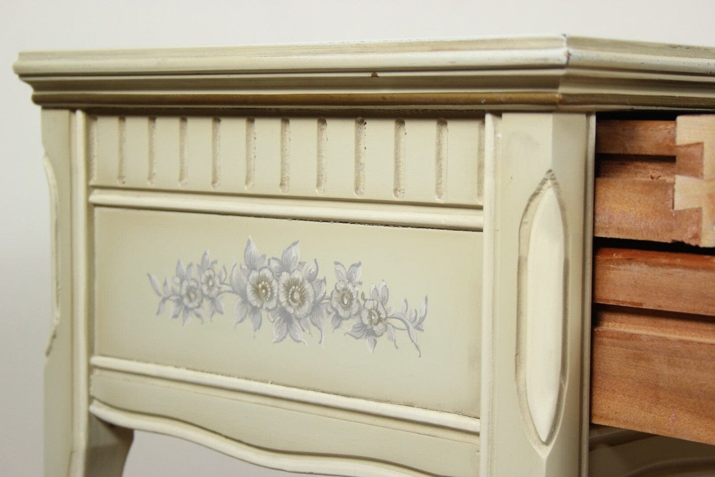 Comodino mobiletto bianco vintage in legno tavolino a con 2 casetti shabby chic Categoria Comodini