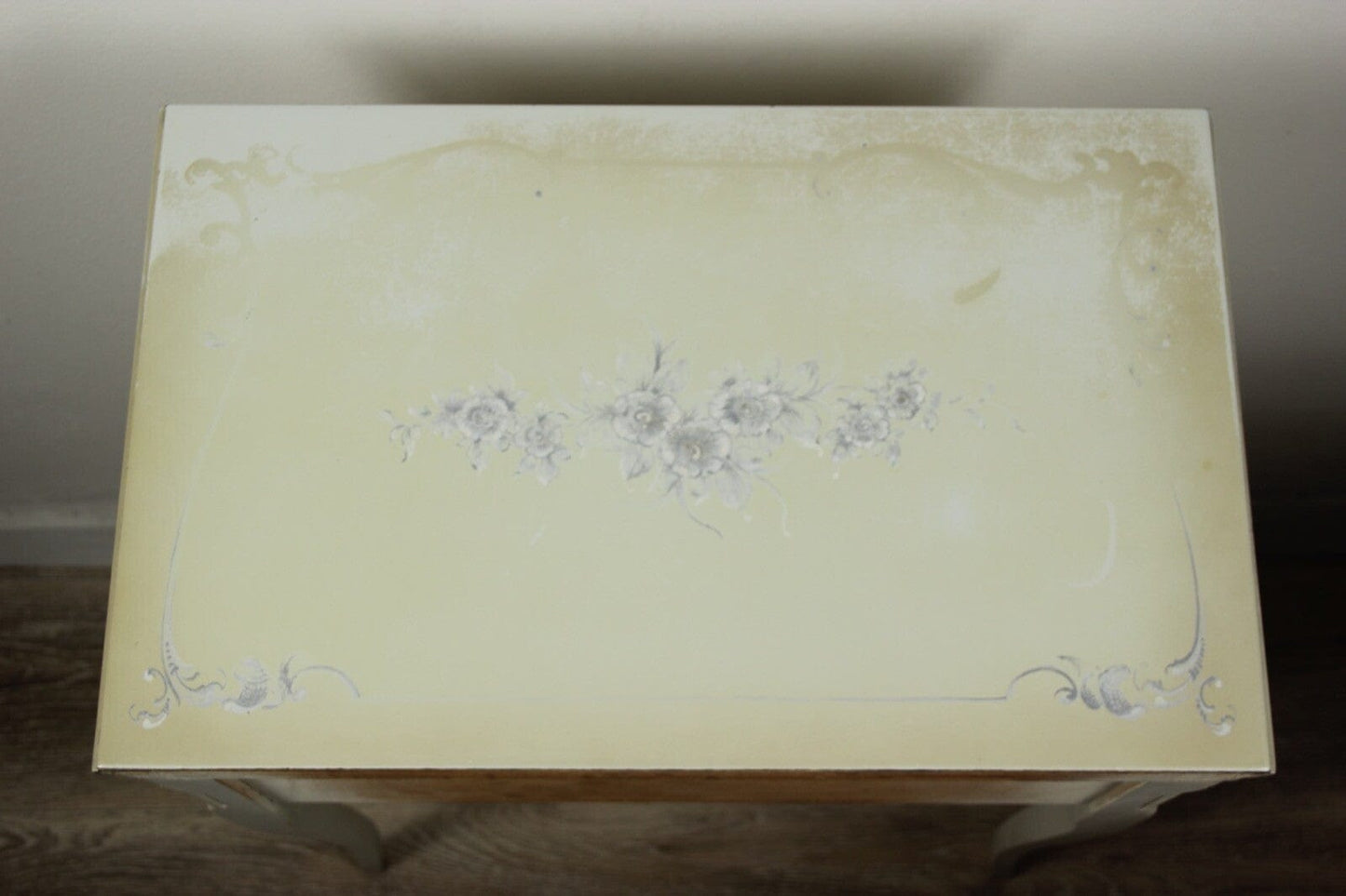 Comodino mobiletto bianco vintage in legno tavolino a con 2 casetti shabby chic Categoria Comodini