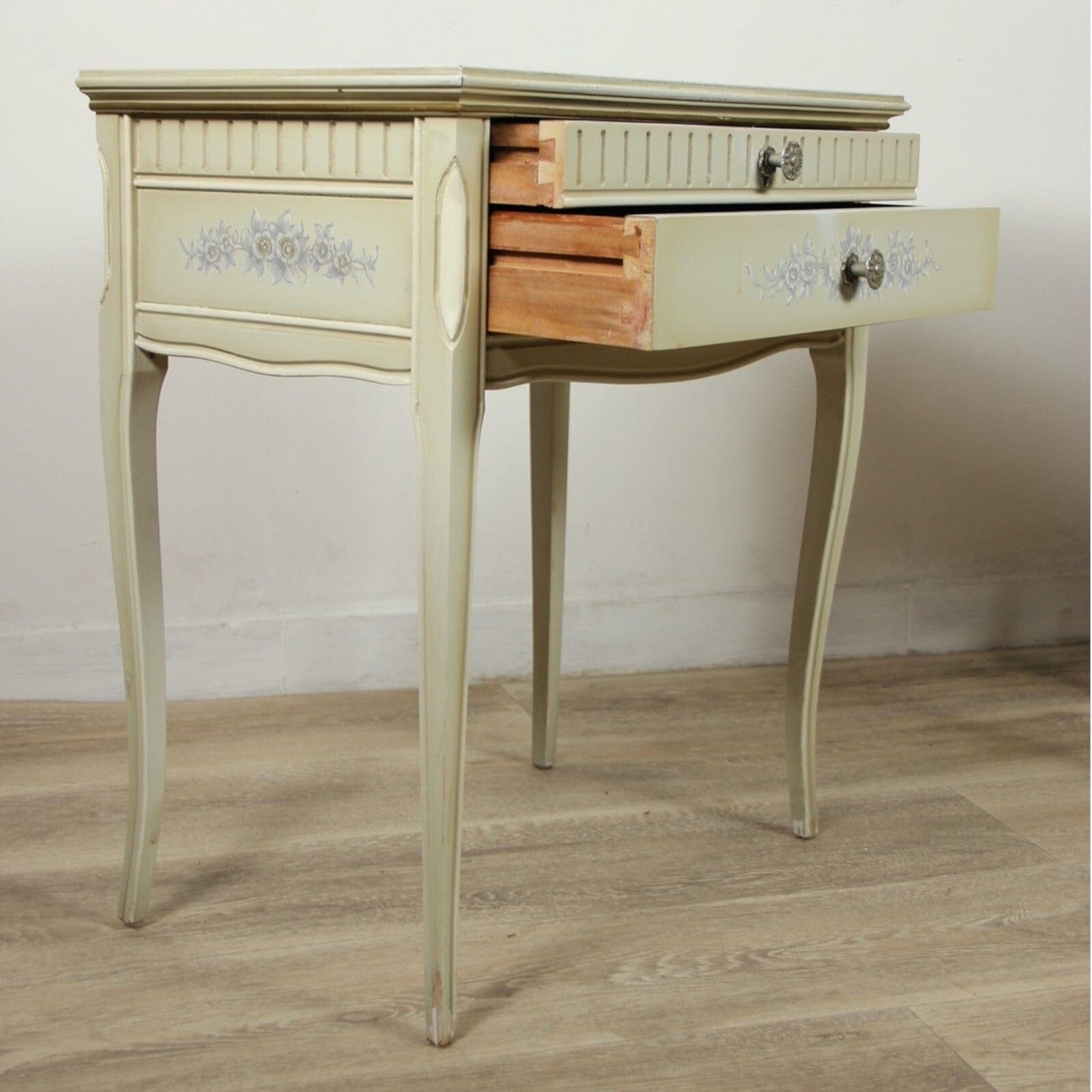 Comodino mobiletto bianco vintage in legno tavolino a con 2 casetti shabby chic Categoria Comodini