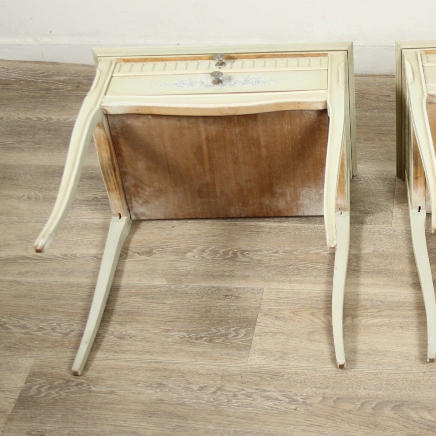 Comodino mobiletto bianco vintage in legno tavolino a con 2 casetti shabby chic Categoria Comodini