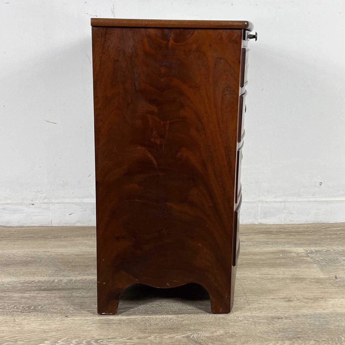 Comodino stile antico 800 bombato in legno di mogano Mobiletto d'epoca scrittoio Categoria Comodini