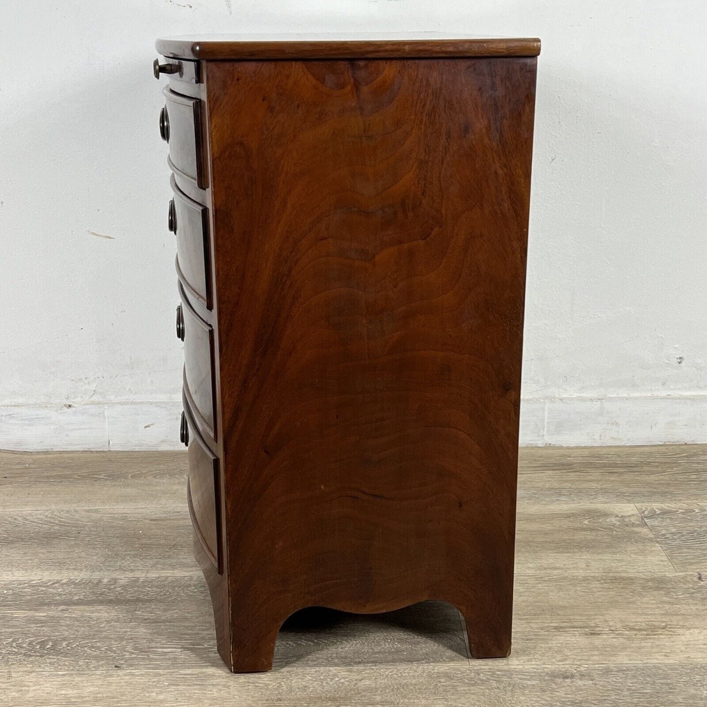 Comodino stile antico 800 bombato in legno di mogano Mobiletto d'epoca scrittoio Categoria Comodini
