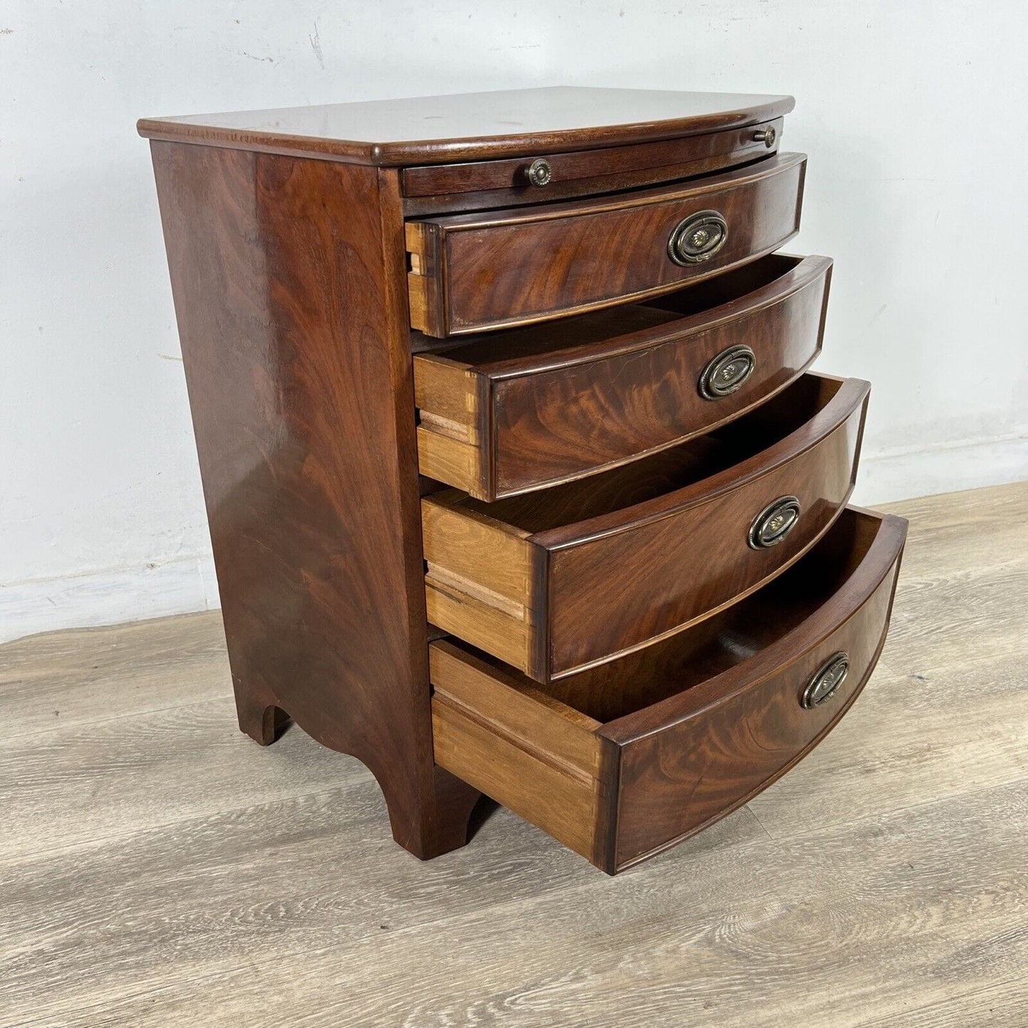 Comodino stile antico 800 bombato in legno di mogano Mobiletto d'epoca scrittoio Categoria Comodini