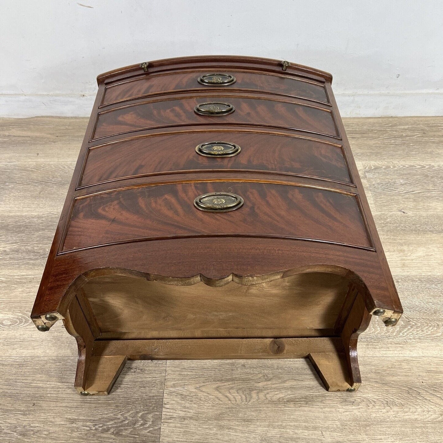 Comodino stile antico 800 bombato in legno di mogano Mobiletto d'epoca scrittoio Categoria Comodini