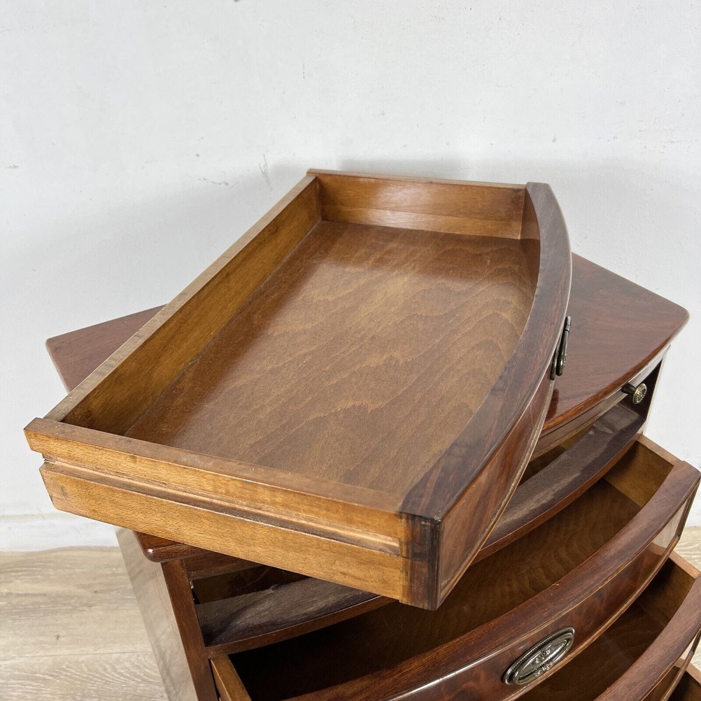 Comodino stile antico 800 bombato in legno di mogano Mobiletto d'epoca scrittoio Categoria Comodini