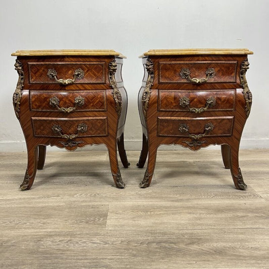 Coppia Comodini antichi in legno stile luigi xv bombati fregi mobile intarsiato Categoria Arredamento