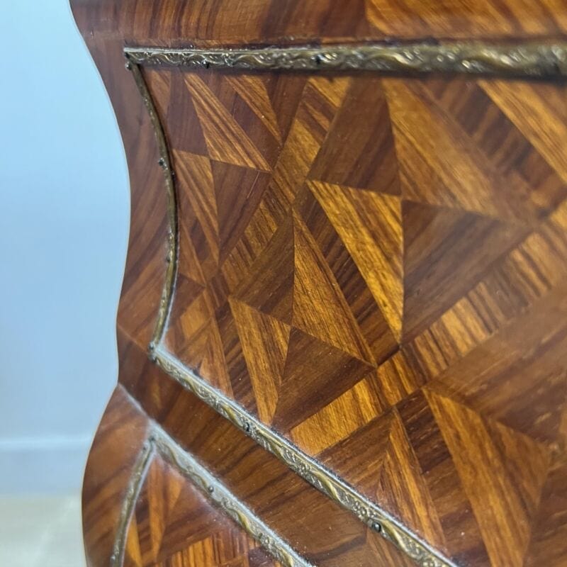 Coppia Comodini antichi in legno stile luigi xv bombati fregi mobile intarsiato Categoria Arredamento