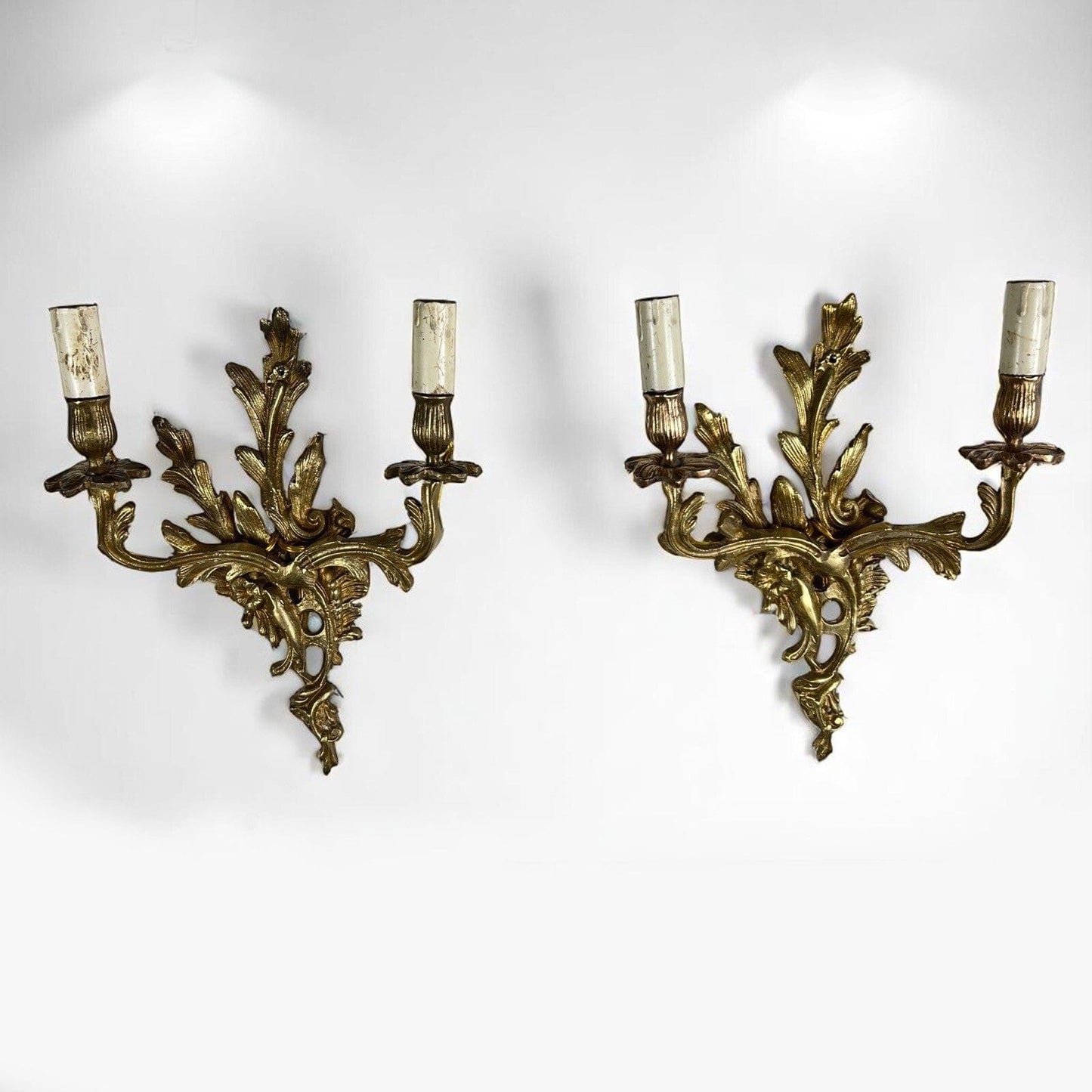 Coppia di Antiche di Applique in ottone bronzo a due fiamme luci Lampade da muro Categoria Lampade Appliques