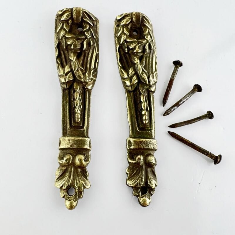 Coppia di fregi antichi in bronzo ottone ferramenta d'epoca per mobile 800 900 Categoria Accessori & Ferramenta d'epoca