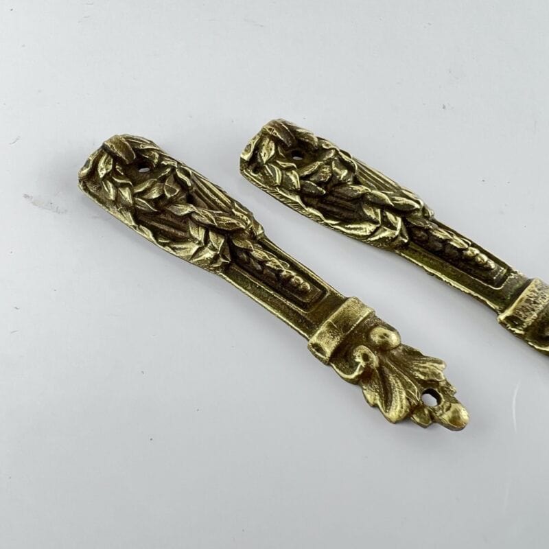 Coppia di fregi antichi in bronzo ottone ferramenta d'epoca per mobile 800 900 Categoria Accessori & Ferramenta d'epoca