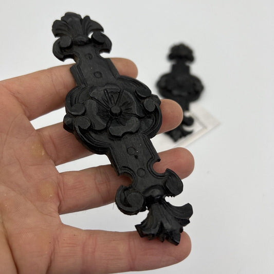 Coppia di intagli antichi elementi decorativi Fregio in legno nero d' epoca 800 Categoria Cimase-Fregi-Intagli in legno