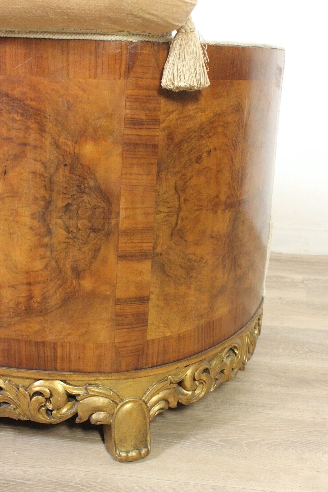 Coppia di poltrone a pozzetto stile art deco barocco antico tessuto beige oro Categoria Sedie