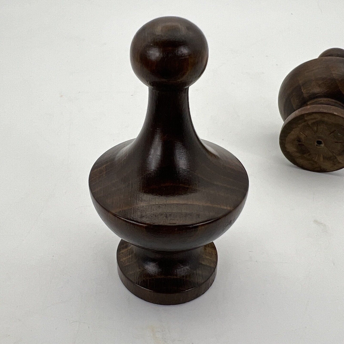 Coppia di Puntali artigianali in legno Scuro pomoli stile Antico Terminali A Categoria Accessori & Ferramenta d'epoca