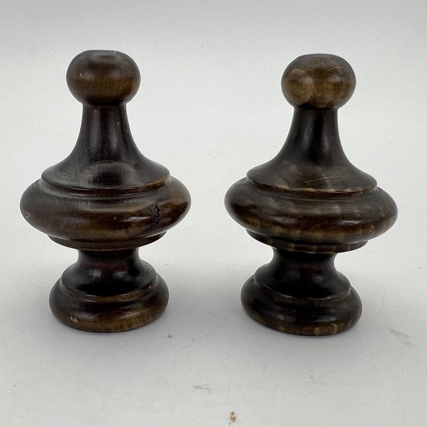 Coppia di Puntali artigianali in legno Scuro pomoli stile Antico Terminali C Categoria Accessori & Ferramenta d'epoca