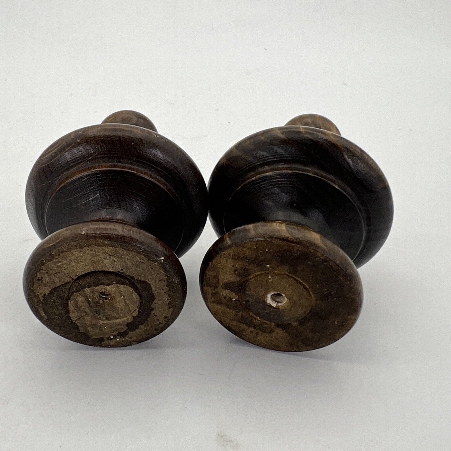 Coppia di Puntali artigianali in legno Scuro pomoli stile Antico Terminali C Categoria Accessori & Ferramenta d'epoca