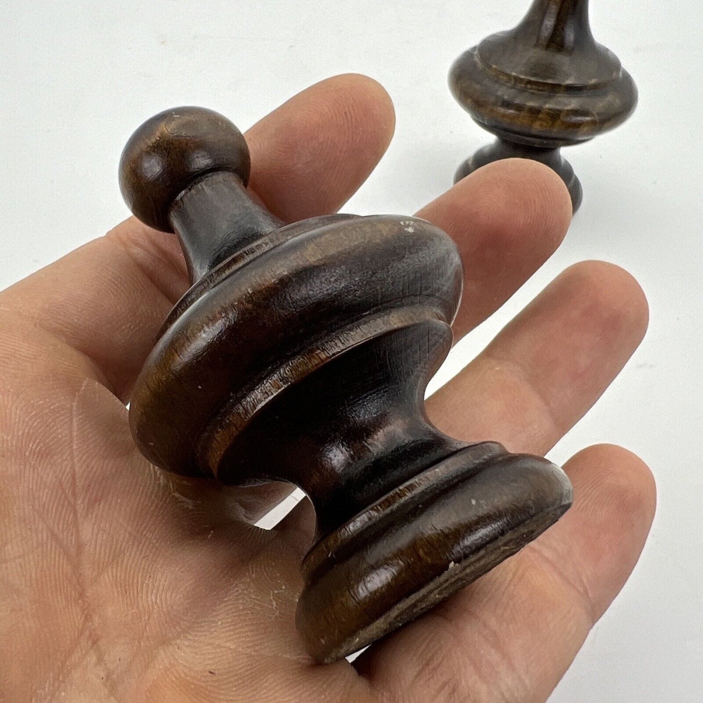 Coppia di Puntali artigianali in legno Scuro pomoli stile Antico Terminali C Categoria Accessori & Ferramenta d'epoca